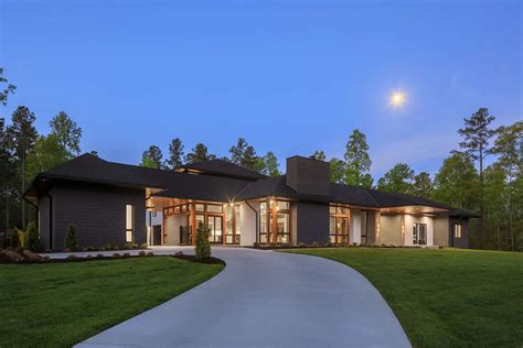 Tour this spectacular contemporary lake house in South Carolina