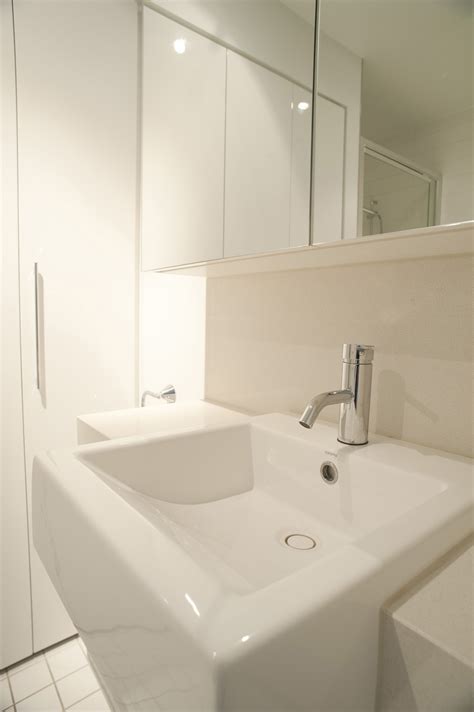 Free Stock Photo 10664 Plain white ceramic hand basin | freeimageslive