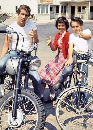 Fonzie (Henry Winkler) with Spike (Danny Butch) and Joanie (Erin Moran). Happy Days, 1974. : r/1970s