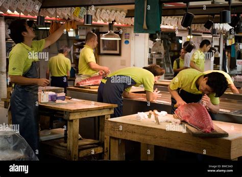 Japan work job workers tuna red hi-res stock photography and images - Alamy