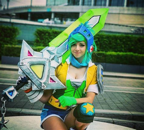 On instagram by lizayah #arcade #microhobbit (o) http://ift.tt/1REQUDS Riven Cosplay riven#riven ...