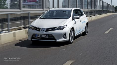 TOYOTA Auris Hybrid Review - autoevolution