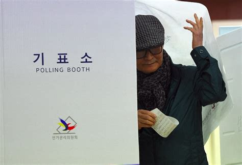 South Koreans vote in historic election