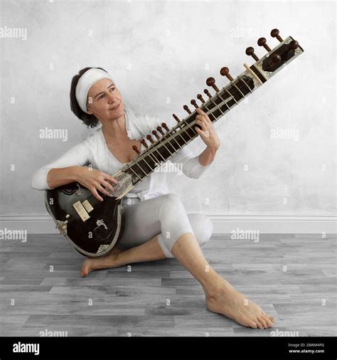 Sitar woman hi-res stock photography and images - Alamy