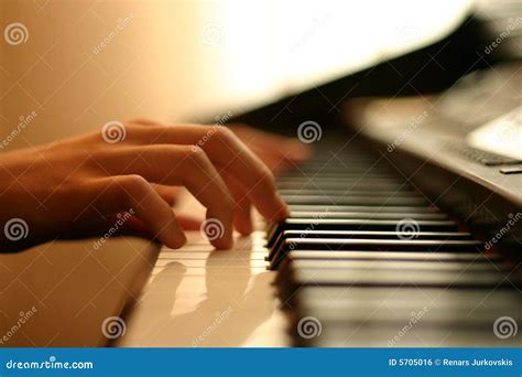 Musique douce de piano photo stock. Image du pratique - 5705016