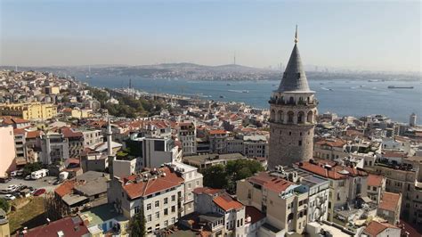 ein hoch Winkel Aussicht von das Stadt von Galata Turm im Istanbul von Truthahn Antenne Drohne ...