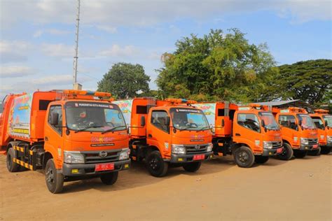 Pemkot Makassar operasikan lima truk sampah compactor percontohan ...