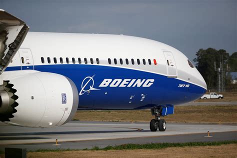 Emirates Airline Orders 40 Boeing 787 Dreamliners - WSJ