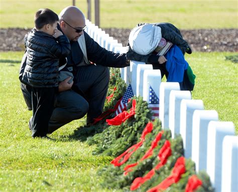 Volunteers lay 40,000 wreaths at Sacramento Valley National Cemetery ...