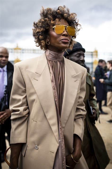 Naomi Campbell rocks curly hair at Louis Vuitton show