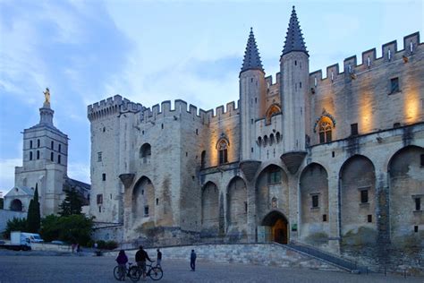 Avignon - Arts et Voyages