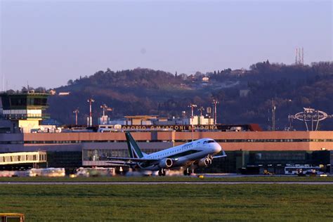 Bologna, in aeroporto si misura la febbre a tutti i passeggeri dei voli ...