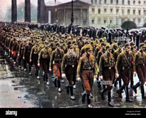 Nazi SA brownshirts march through the Brandenburg Gate in Berlin Stock Photo: 68554702 - Alamy