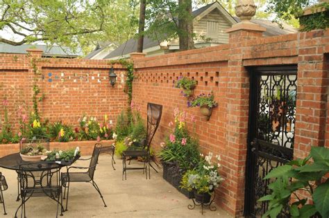 A Breakdown of the Best Backyard Privacy Fence Choices | Backyard, Sân trong, Thiết kế sân trong