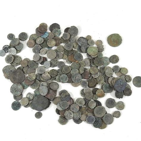 Lot 235 - A collection of Roman coins