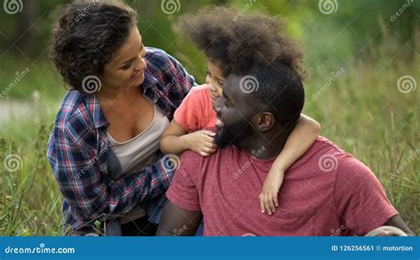 Multicultureel Familie Het Besteden Weekend Samen In Platteland, Gelukkige Tijd Stock Afbeelding ...