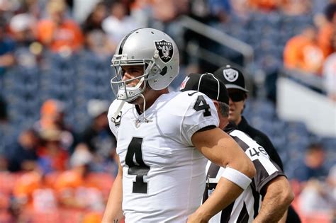 Derek Carr leaves game vs Broncos, heads to locker room with back ...