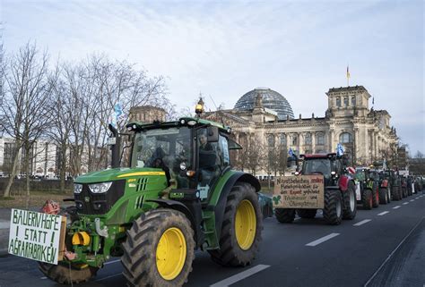 Protesters in Berlin support environment-friendly farming | AP News