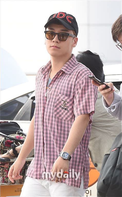 Seungri shows up at the airport in an ajusshi look