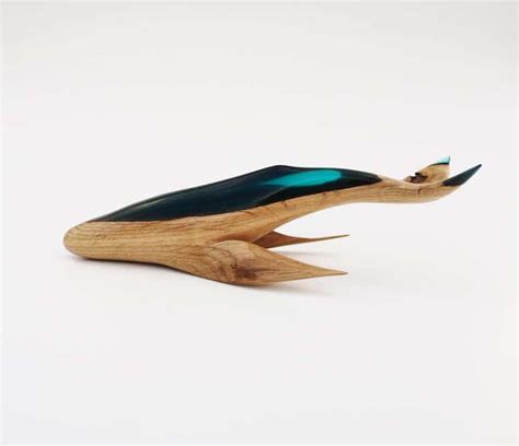 Wood and Resin Sculptures Capture the Beauty of Wild and Free Animals