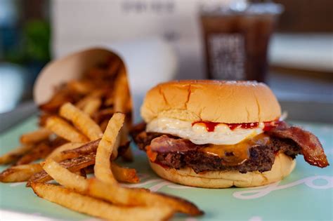 6 spots to get burgers for delivery + takeout - chicpeaJC