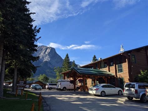 Overlander Mountain Lodge: Serenity at the Edge of Jasper National Park