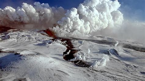 Russian volcano eruption attracts tourists, sparks 'apocalypse' fears ...