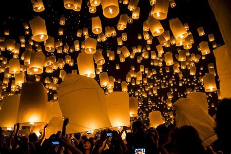 Festival Yi Peng en Tailandia: ¡Miles de linternas iluminaron el cielo!