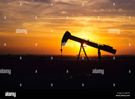 Oil derrick sunset hi-res stock photography and images - Alamy