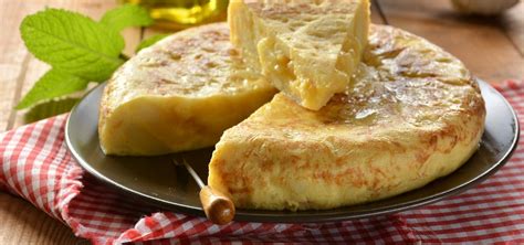 Cómo hacer una tortilla de patata perfecta ¡Con y sin cebolla!