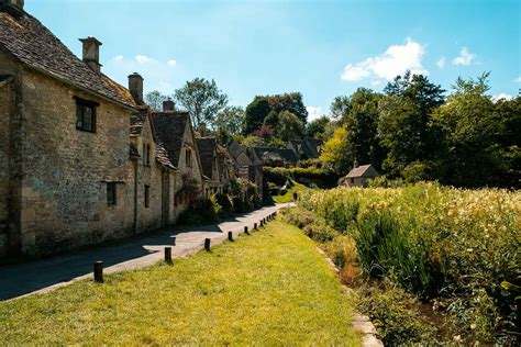 Cotswolds Walks | 14 Circular Trails & Guided Routes