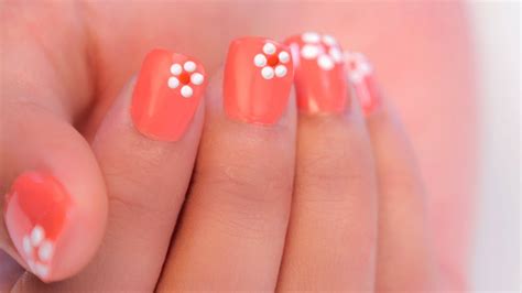 EASY FLOWER NAIL ART FOR BEGINNERS - YouTube