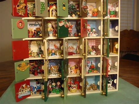 I decorate a wooden advent calendar with vintage and new miniatures- 25 wallpapered rooms, each ...