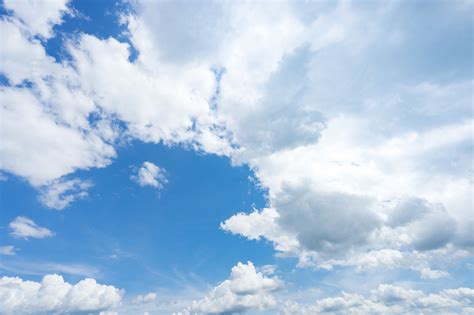 晴れ日の青空と雲の写真素材 - ぱくたそ