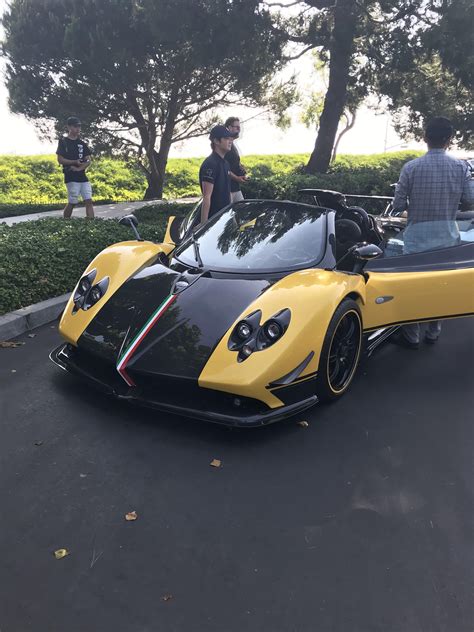 A Pagani Zonda Cinque Roadster (4 of 5) out for lunch after a local fundraiser : r/Autos