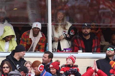 Taylor Swift Rings in New Year Watching Travis Kelce at Chiefs-Bengals Game in Kansas City ...