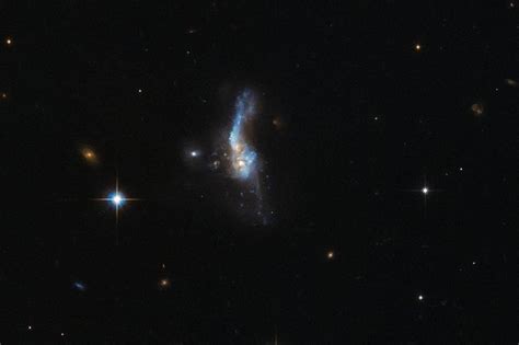 Hubble photographs galaxy collision - UPI.com