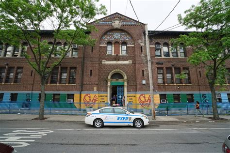 Minority Youths Mistrust Police. A Brooklyn High School Has a Plan. - The New York Times