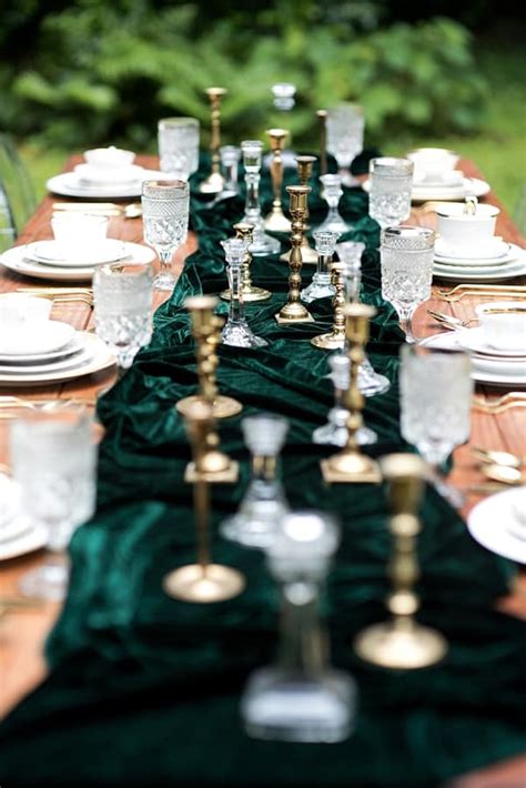 dark-emerald-green-velvet-table-runner-tablescape – Perfect Nuptials