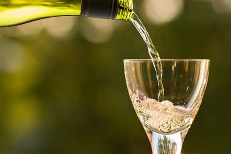 What is Moscato Wine? Learn About the 5 Primary Styles – Batch Mead