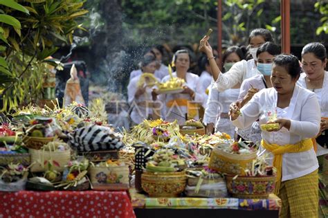 PERSEMBAHYANGAN HARI RAYA SARASWATI DI BALI | ANTARA Foto