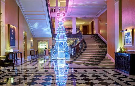 13 Dazzling Hotel Christmas Trees – Forbes Travel Guide Stories