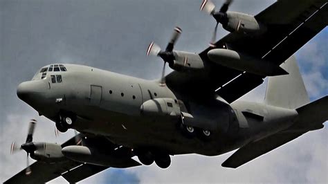 UNITED ARAB EMIRATES AIR FORCE / LOCKHEED C-130H / landing HAMBURG AIRPORT - YouTube