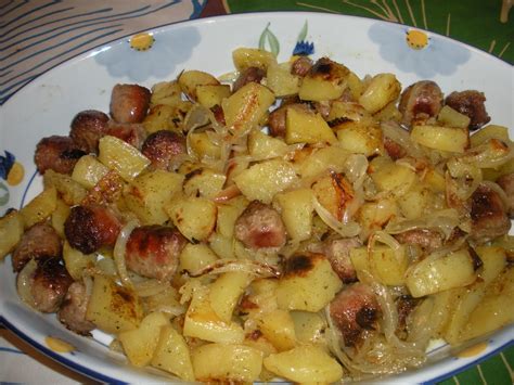 Salsiccia con patate al forno | Cuoci e Scuci