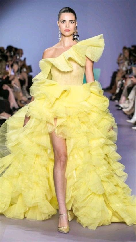 runway fashion | Moda de vestidos cortos, Desfile de moda, Modelos de moda