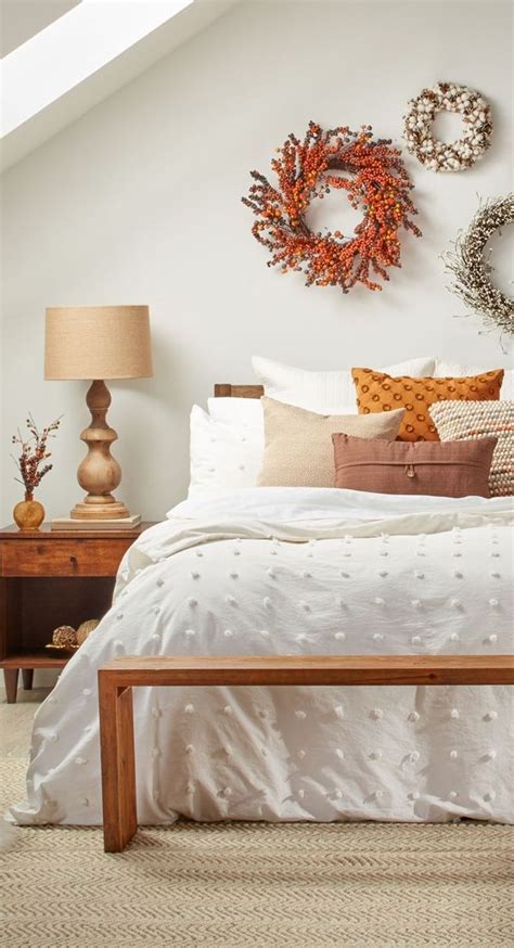 Lovely Fall Bedroom Decor Ideas That Will Popular This Year 28 - HMDCRTN