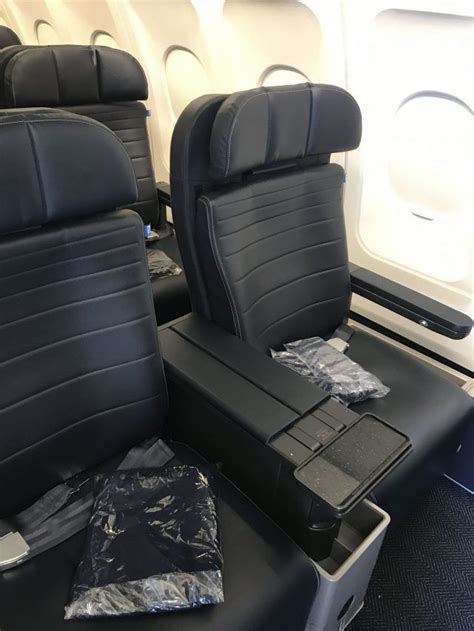 United Airlines Fleet Airbus A320-200 Business Class:Domestic First:United First refurbished ...