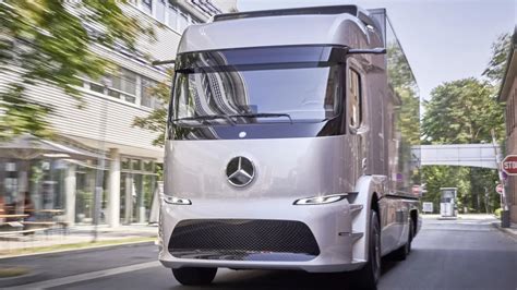 Mercedes-Benz is letting 20 customers drive an electric semi truck for ...