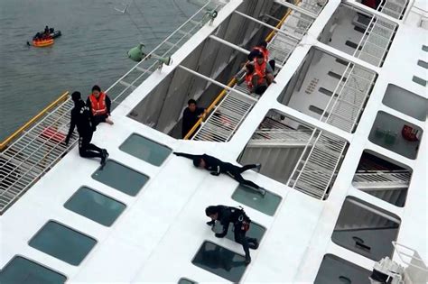 Students Among Hundreds Missing After South Korean Ferry Sinks - The New York Times