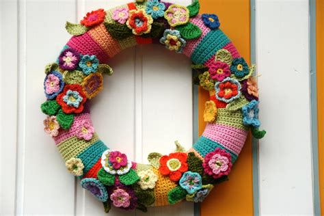 crochet wreath with crochet flowers | ompompali Claudia | Flickr